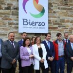 Los consejeros Milagros Marcos y Juan Carlos Suárez-Quiñones junto con representantes de la D.O. del Bierzo en Ponferrada