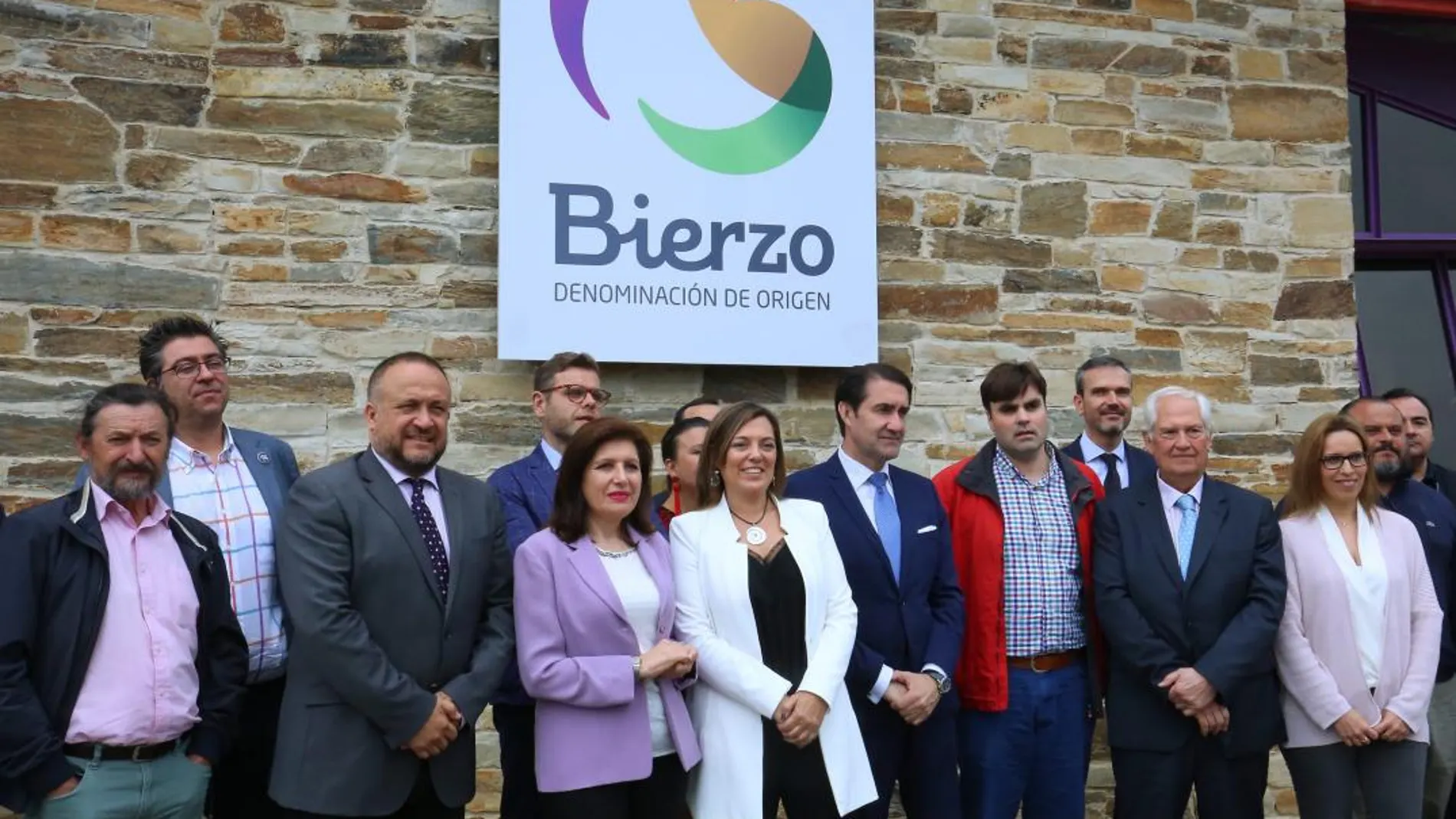 Los consejeros Milagros Marcos y Juan Carlos Suárez-Quiñones junto con representantes de la D.O. del Bierzo en Ponferrada