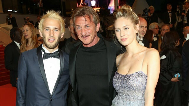 Hopper Penn posando junto a su famoso padre y su hermana Dylan