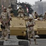 Soldados armados toman las principales calles de El Cairo ante posibles nuevas protestas