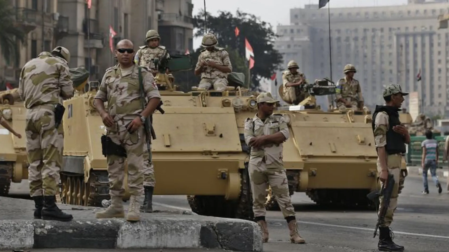 Soldados armados toman las principales calles de El Cairo ante posibles nuevas protestas