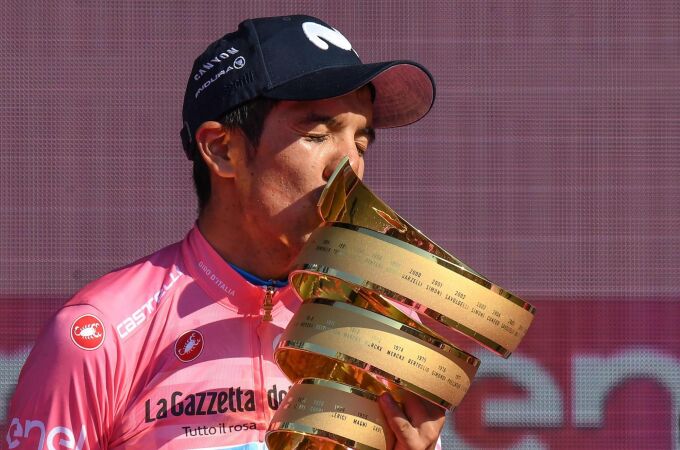 Richard Carapaz besa el trofeo de ganador del Giro del año pasado
