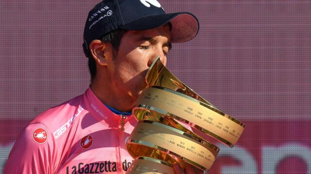 Richard Carapaz besa el trofeo de ganador del Giro del año pasado