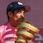 Richard Carapaz besa el trofeo de ganador del Giro del año pasado