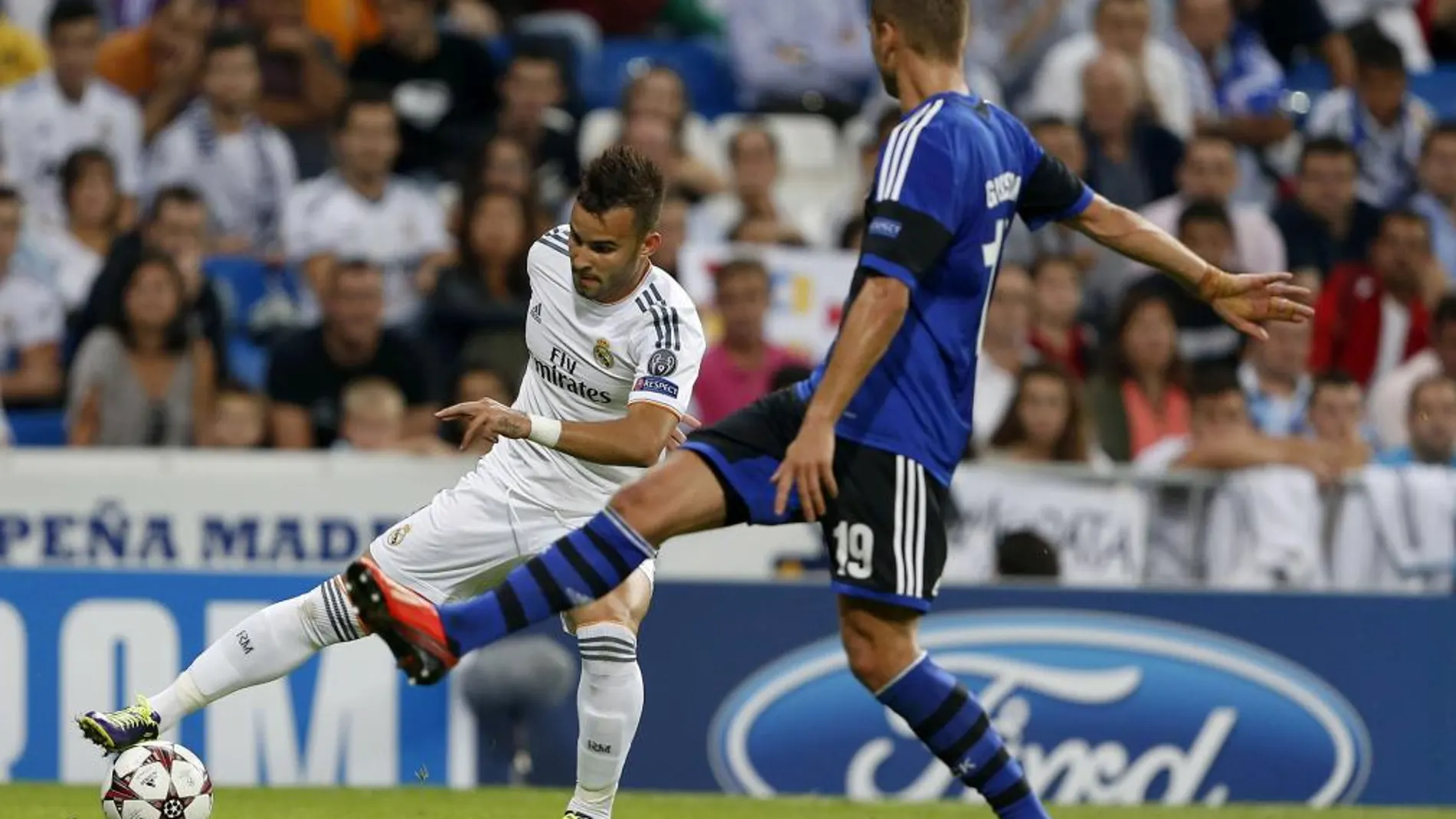 El delantero del Real Madrid Jesé Rodríguez (i) lucha un balón con Rurik Gislason, del FC Copenhague