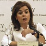 La vicepresidenta del Gobierno, Soraya Sáenz de Santamaría, durante la presentación de los anuarios La Ley 2013 hoy en Madrid.