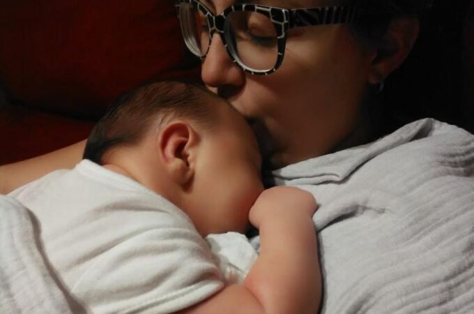 El bebé debe aprender a dormir fuera del útero de su madre. El sonido de su corazón y su voz, junto con una temperatura agradable, le proporciona la seguridad y tranquilidad necesaria