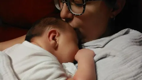 El bebé debe aprender a dormir fuera del útero de su madre. El sonido de su corazón y su voz, junto con una temperatura agradable, le proporciona la seguridad y tranquilidad necesaria