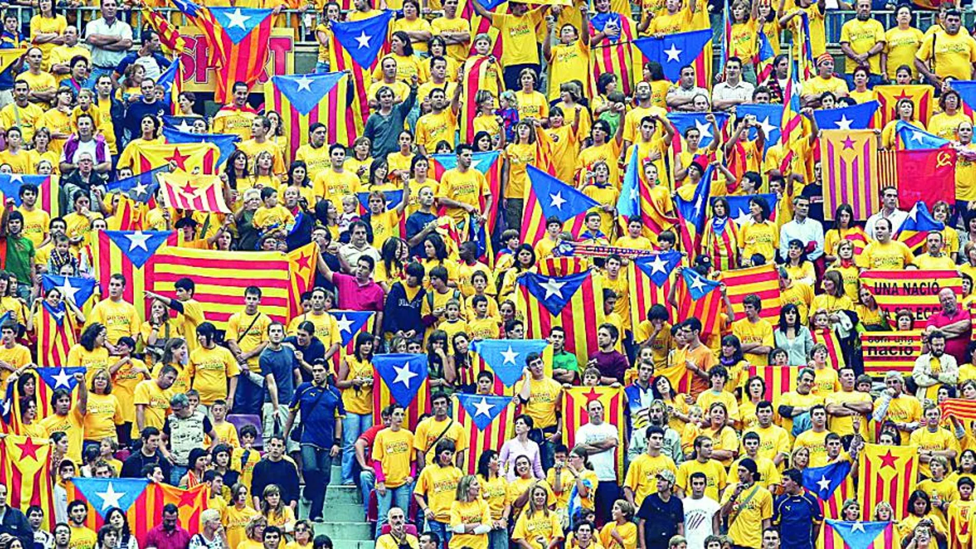 Aspecto de la grada en el Camp Nou de un partido entre un combinado catalán jugando contra el País Vasco