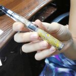 Los cigarrillos electrónicos se comercializan en diferentes modelos y también se recargan con varios sabores