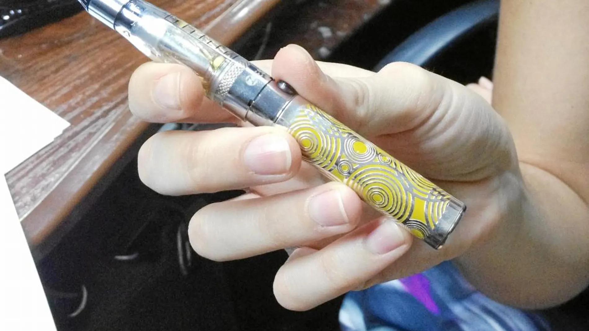 Los cigarrillos electrónicos se comercializan en diferentes modelos y también se recargan con varios sabores