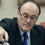El gobernador del Banco de España, Luis M. Linde, ha comparecido hoy ante la Comisión de Economía y Competitividad del Congreso