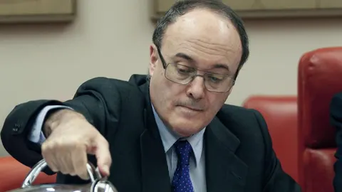 El gobernador del Banco de España, Luis M. Linde, ha comparecido hoy ante la Comisión de Economía y Competitividad del Congreso