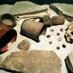 Esculturas, herramientas, adornos, prendas, cerámica y otros utensilios de la cultura maya