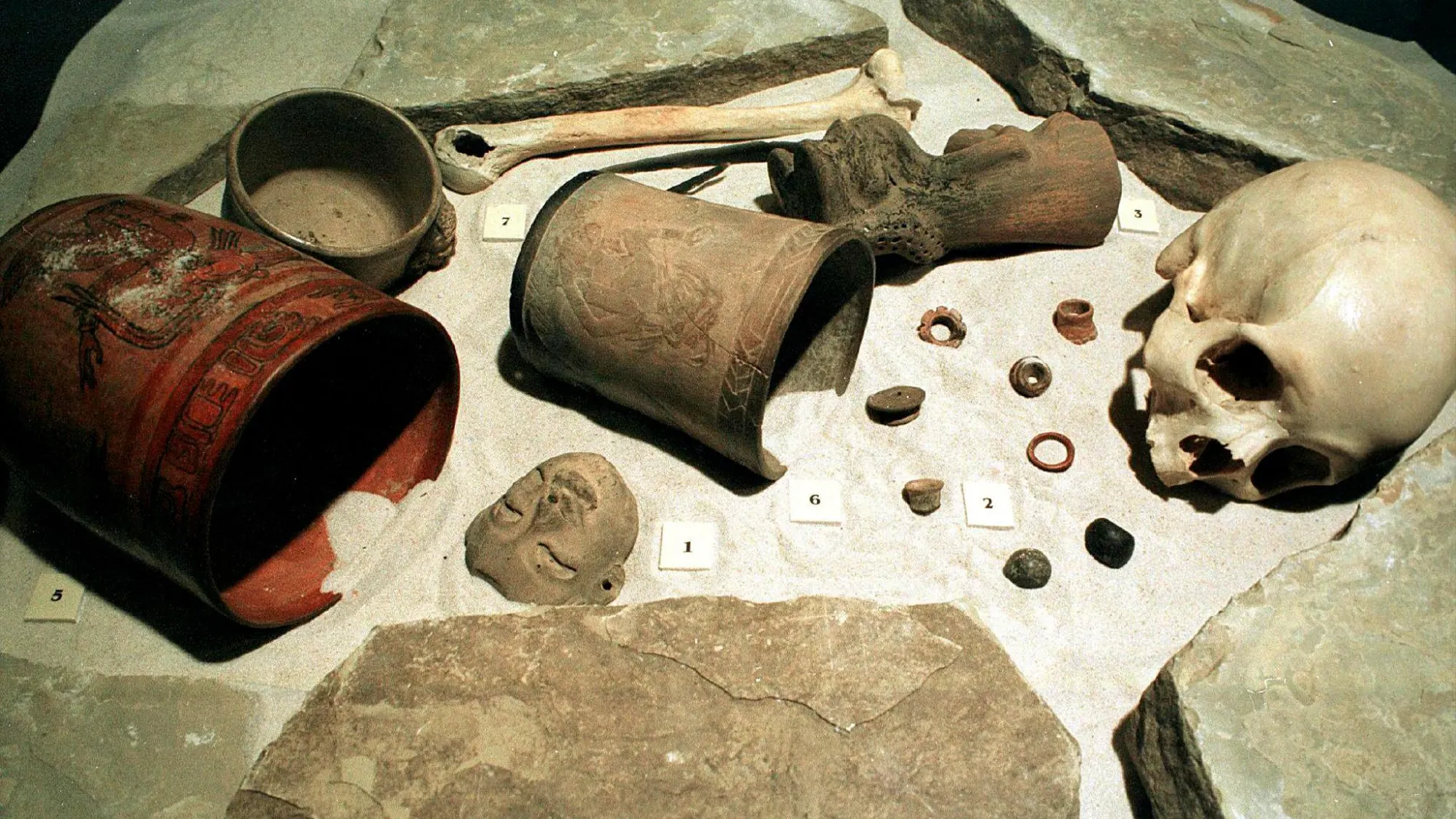 Esculturas, herramientas, adornos, prendas, cerámica y otros utensilios de la cultura maya