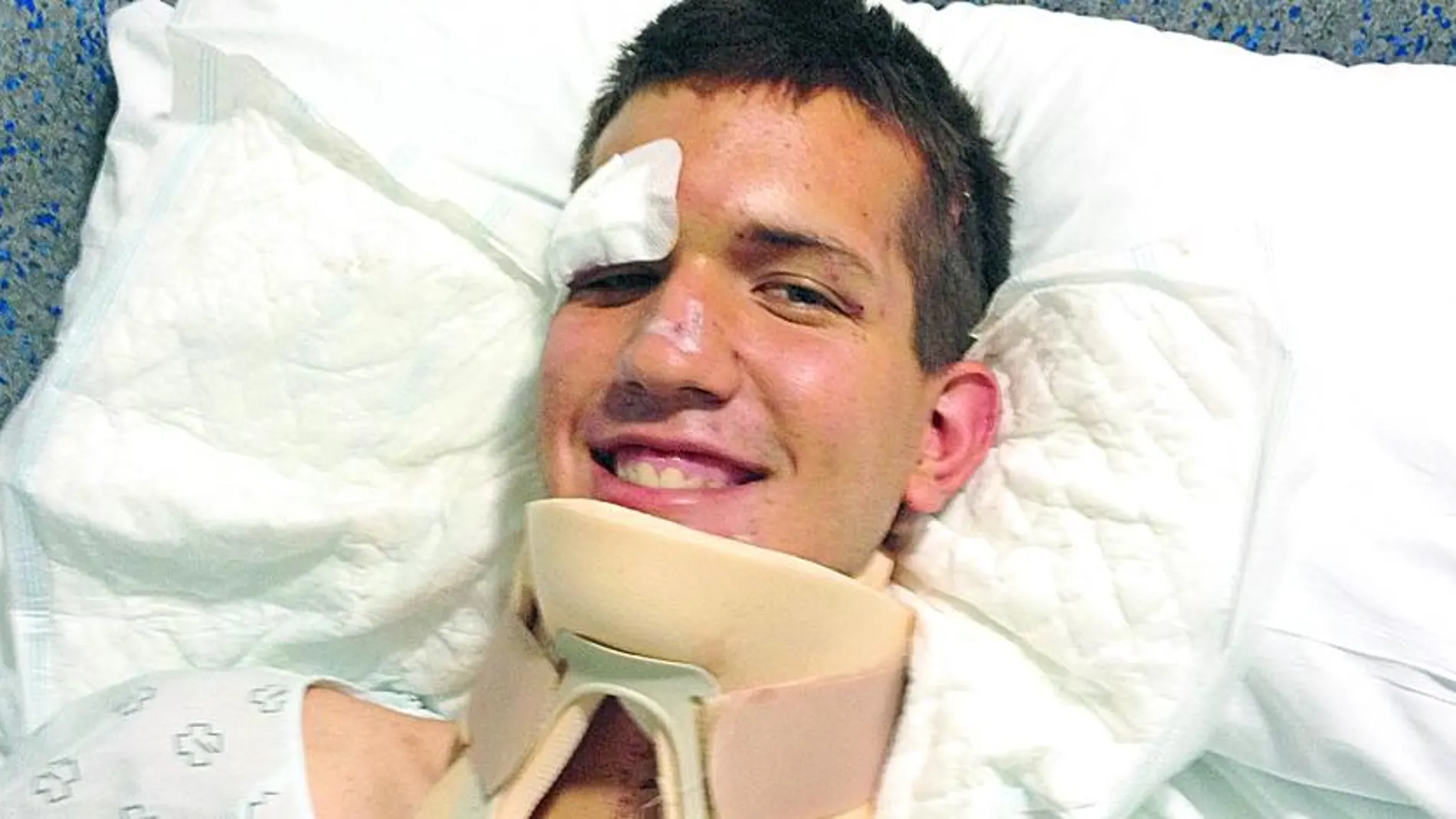 Stephen Ward, estadounidense de Utah de 18 años, sonríe desde la cama del hospital