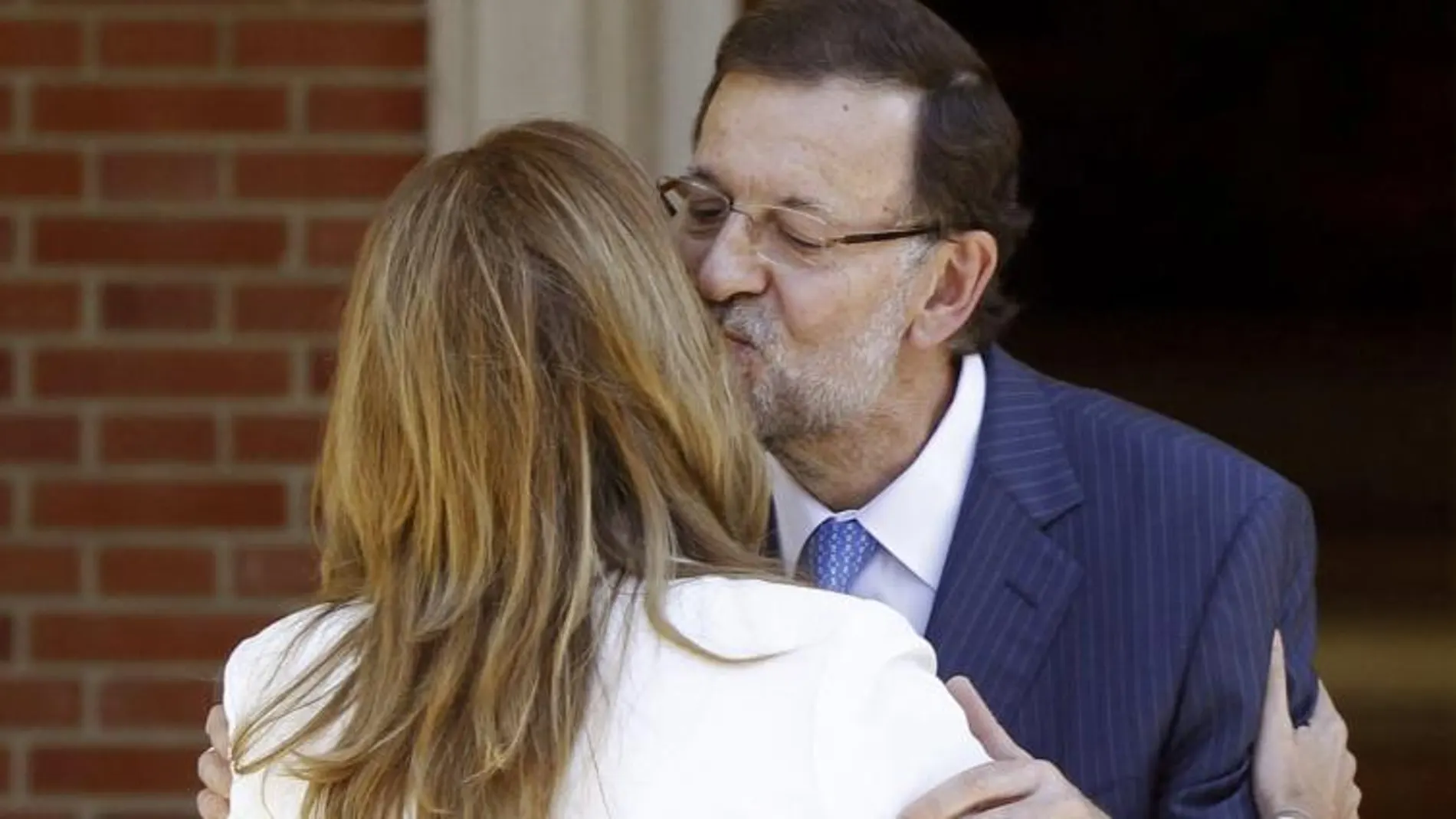 Mariano Rajoy ha saludado con dos besos a la presidenta de Andalucía, Susana Díaz, a su llegada a La Monlcoa