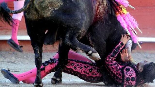 El diestro Juan Luis Silis recibió una escalofriante cornada en el cuello