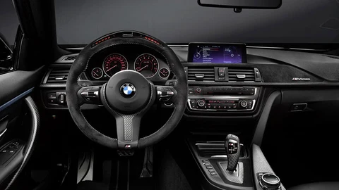 En el interior, el volante incluye luces LED que indican el momento adecuado para cambiar de marcha