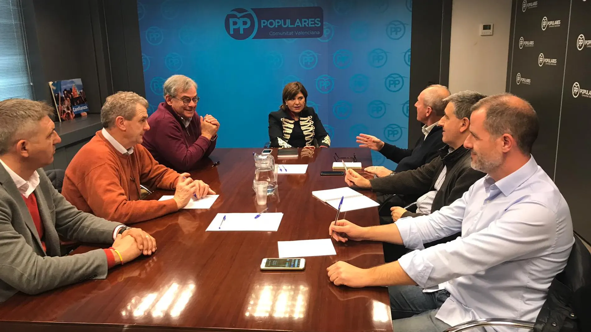 La presidenta del PP valenciano se entrevistó ayer con los dirigentes de AVA para estudiar las ayudas para combatir la xileya.