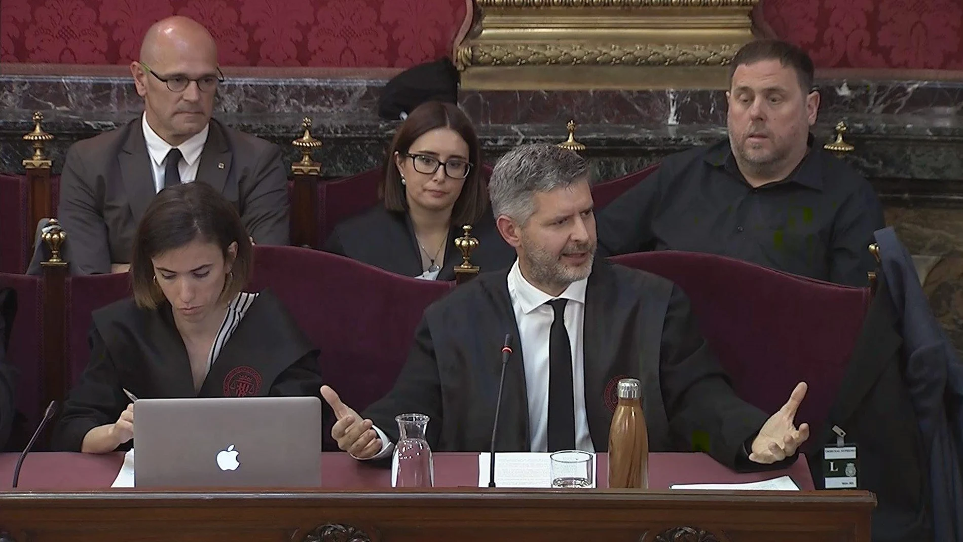 Andreu Van Den Eynde (c), abogado de Oriol Junqueras (d, detrás) y Raül Romeva (i, detrás), durante el juicio del "procés"