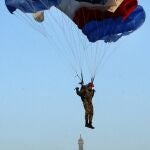 Un paracaidista ensaya para el desfile del 14 de julio
