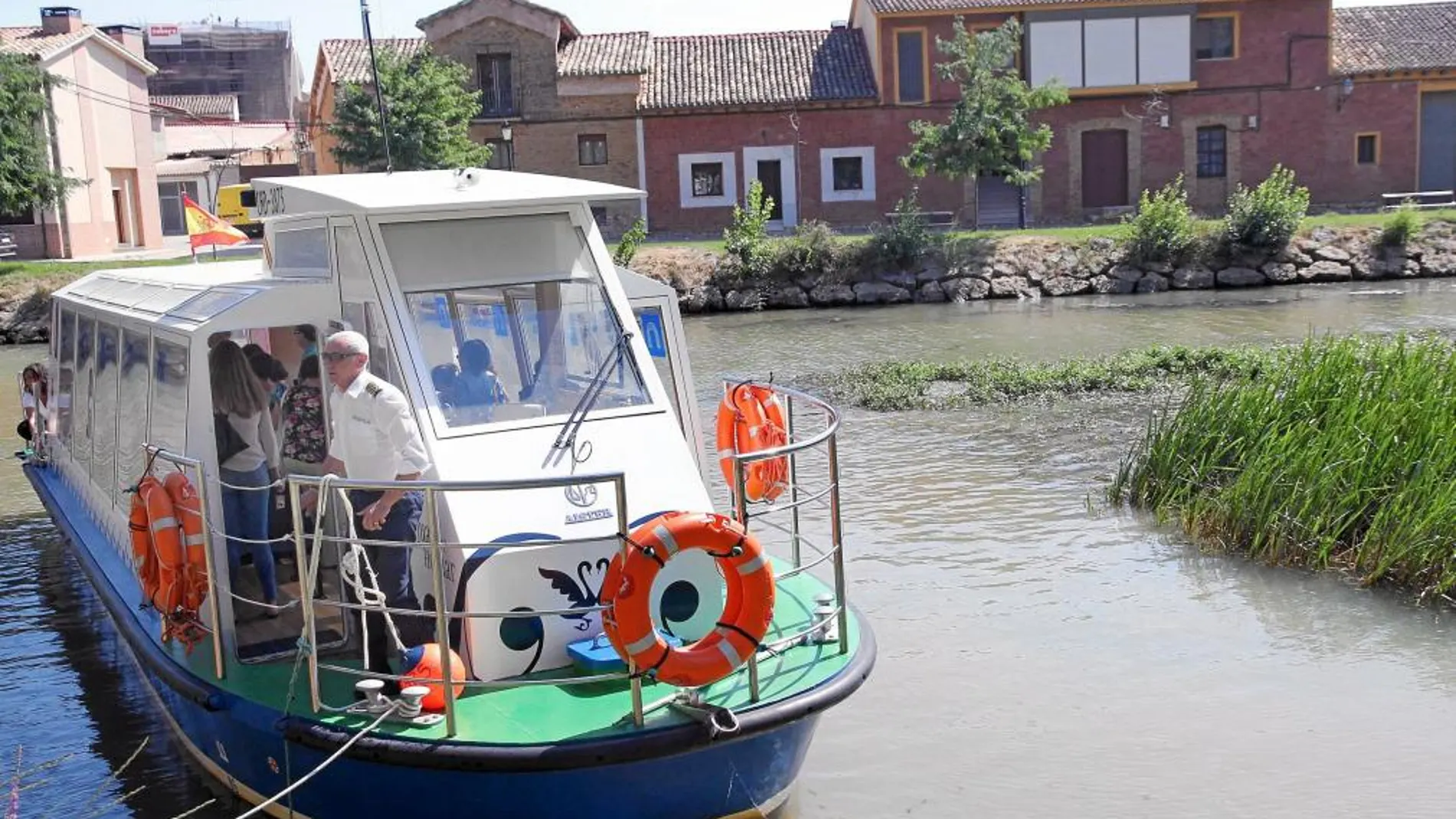 El barco turístico Juan de Homar a su llegada a Becerril de Campos