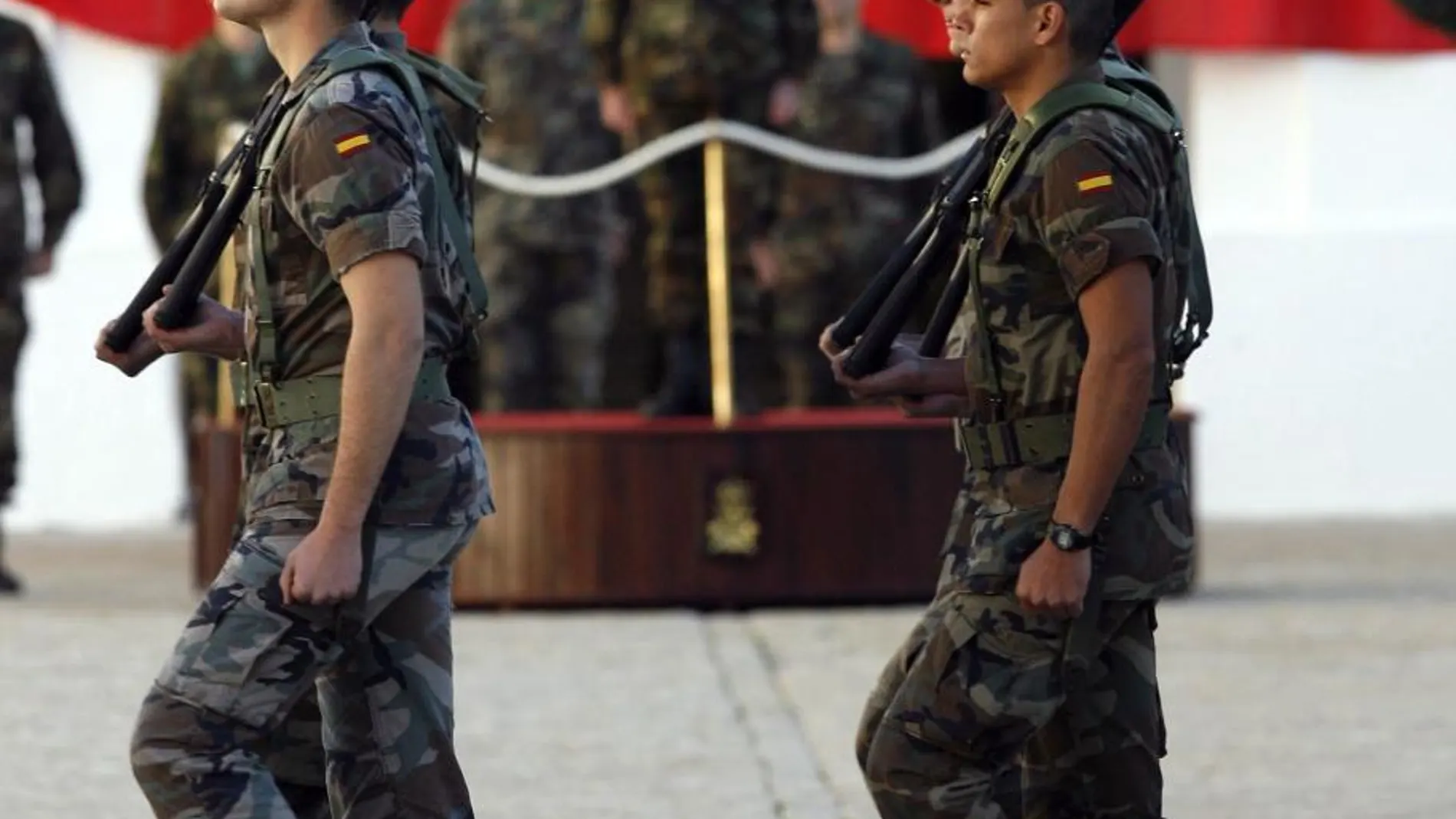 Desfile de los soldados del Subgrupo Táctico de Infantería de Marina en Cádiz
