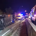  Al menos 20 heridos al volcar un autobús interurbano en la A-1 en Alcobendas