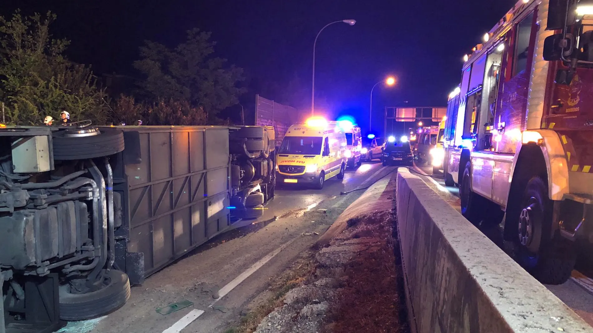 Veinte personas resultaron heridas tras volcar el autobús interurbano en la A-1 / 112 Comunidad Madrid