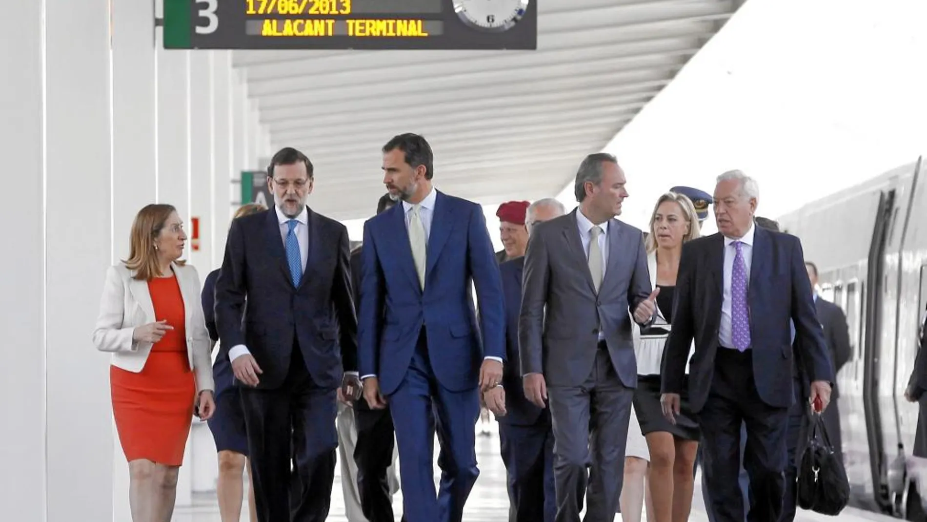 Pastor, Rajoy, el Príncipe Felipe, Fabra y el ministro García Margallo en primera fila. En la segunda, la alcaldesa Castedo y Cotino, entre otros