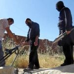 Rebeldes sirios se preparan para lanzar cohetes de fabricación casera