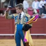 Javier Jiménez pasea la única oreja en la última novillada de abono en Sevilla