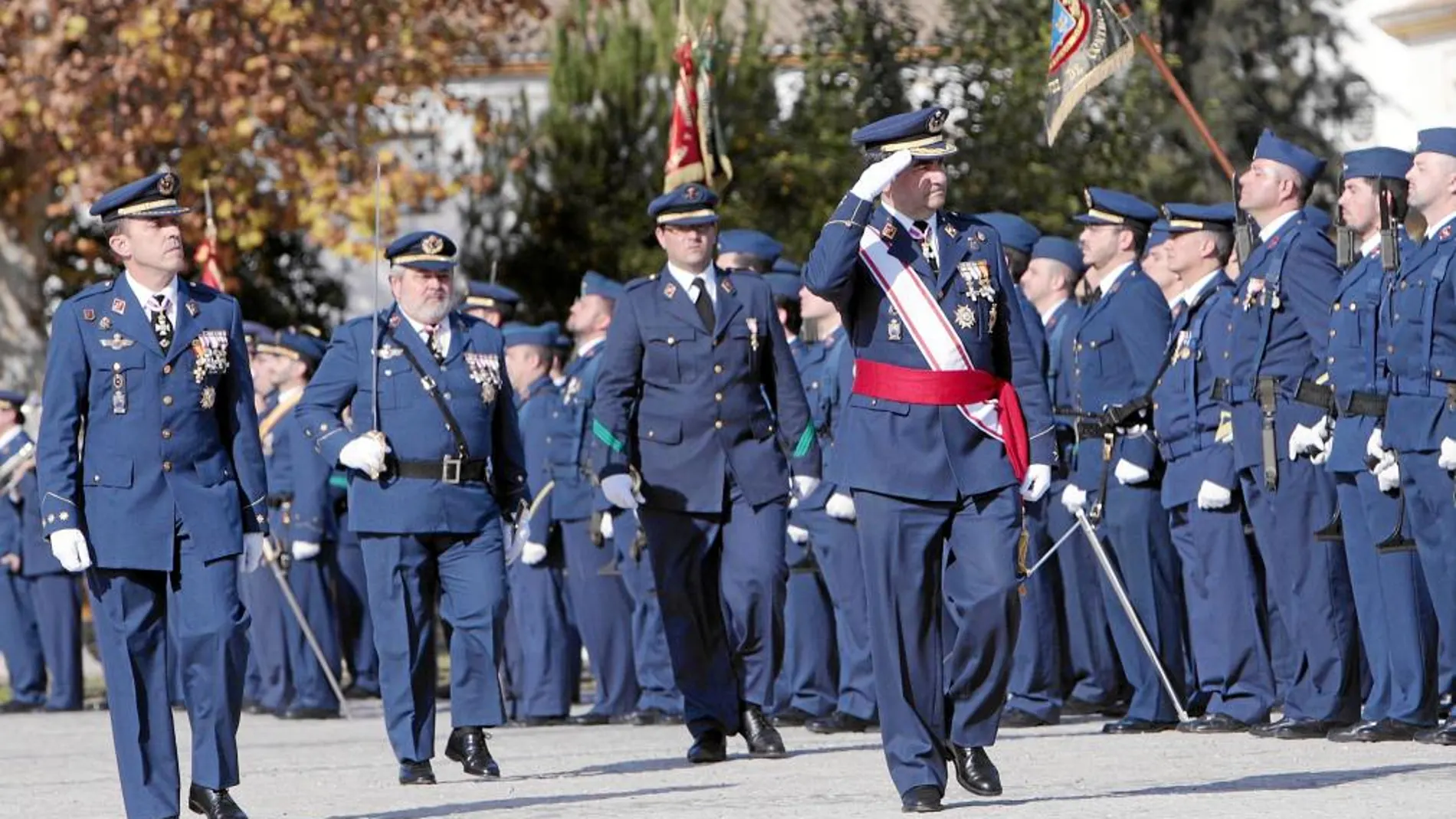 Con motivo de la festividad de Nuestra Señora de Loreto, el Ejército del Aire rindió ayer tributo a su patrona en el acuartelamiento de Tablada.