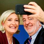 Le Pen se saca un «selfie» con un eurodiputado de la ultraderecha belga / Reuters