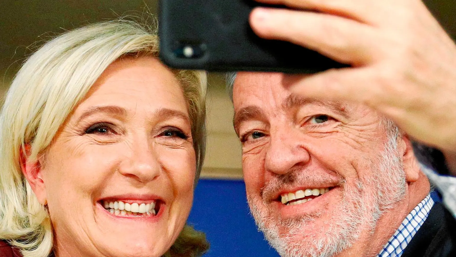 Le Pen se saca un «selfie» con un eurodiputado de la ultraderecha belga / Reuters