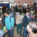 Un grupo de jóvenes opositores, antes de examinarse para maestro en Educación Física el pasado mes de junio en Salamanca