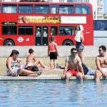 Varias personas se refrescan en Marble Arch, en el centro de Londres, ayer