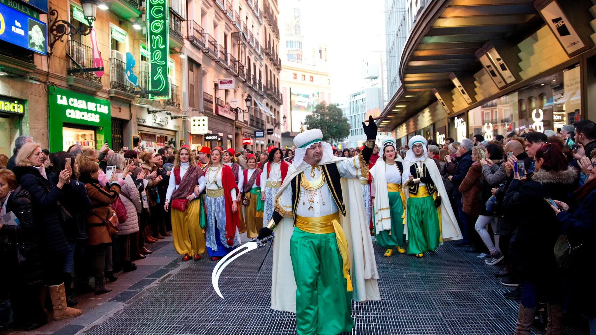 Más de 1.500 personas entre miembros de las fiestas del Fuego, los Moros y Cristianos, la Semana Santa, el Carnaval y músicos de una veintena de bandas y collas “tomaron” el sábado el centro de Madrid en un gran desfile que ha batido el récord de participación. EFE/ Javier Liaño