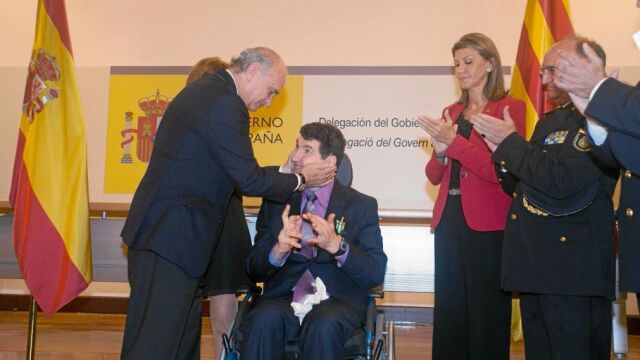 El ministro del Interior condecoró ayer al guardia urbano Juan José Salas con la cruz al Mérito Policial con Distintivo Rojo tras resultar herido a las puertas de una fiesta ilegal