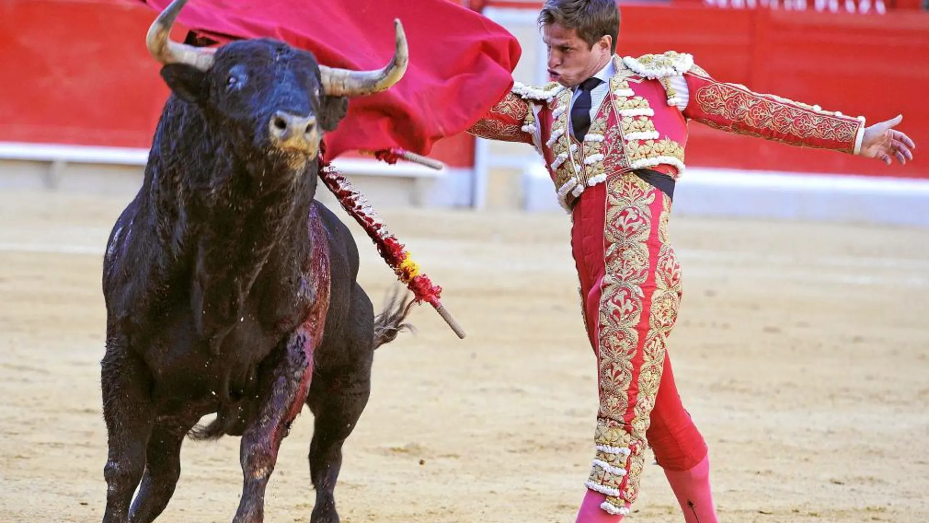 Pase de pecho de El Juli a uno de sus dos toros de Núñez del Cuvillo lidiados ayer en Granada