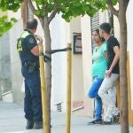 Un agente municipal custodiaba ayer a dos menores