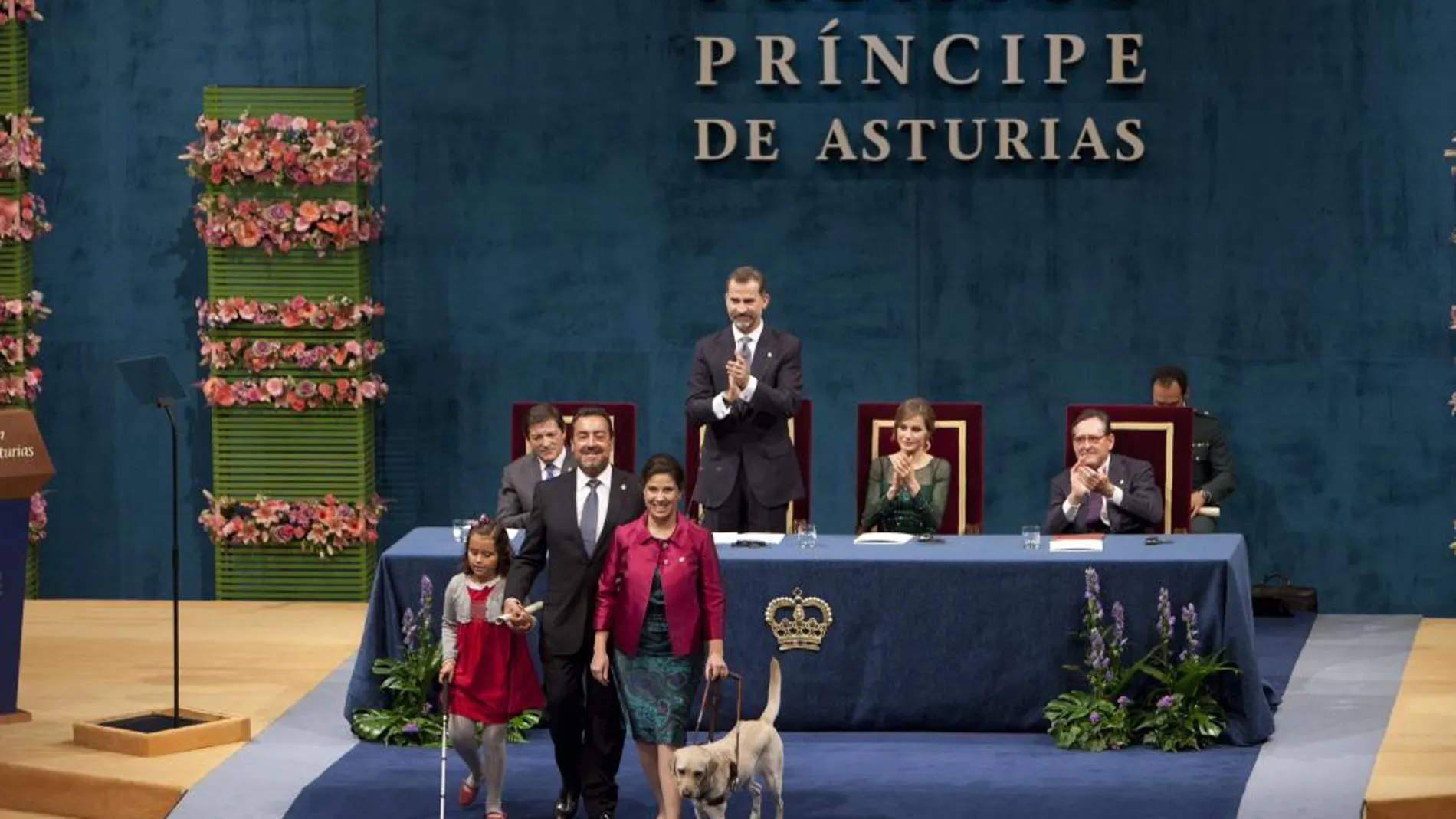 La imagen más emotiva de la ceremonia fue la entrega del Premio a la Concordia a la ONCE, recogido por la pequeña Liv Parlee, Miguel Carballeda y María Cristina Luchesse con su perro guía