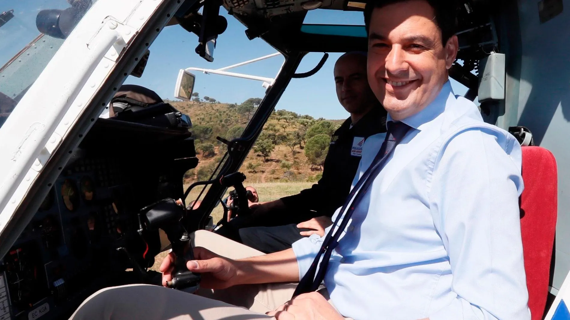 El presidente de la Junta, Juanma Moreno, en uno de los helicópteros del Infoca /Foto: EFE