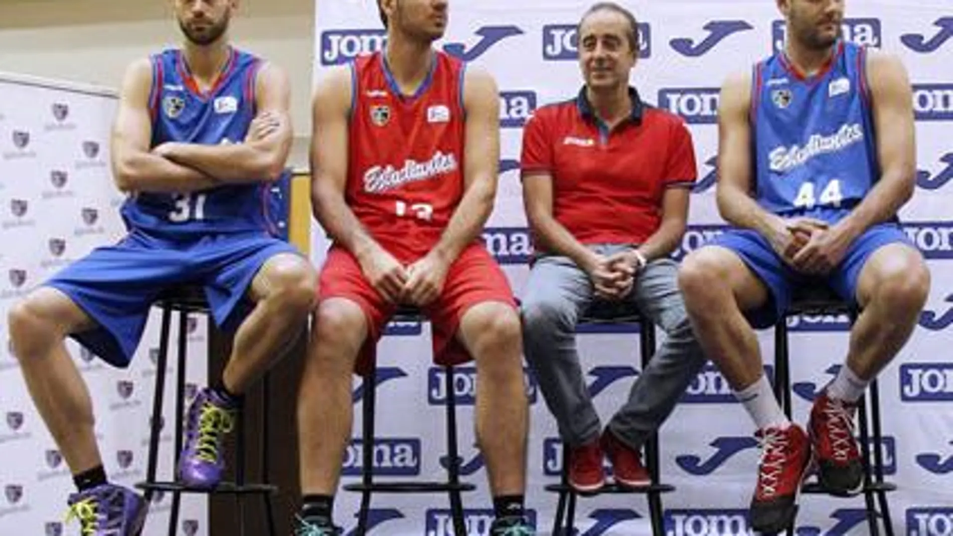 En la imagen, los nuevos fichajes, Dejan Ivanov; Marko Banic y Andrés Miso, junto al entrenador Txus Vidorreta