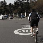 Un ciclista sin casco atraviesa la glorieta de Cibeles, en Madrid