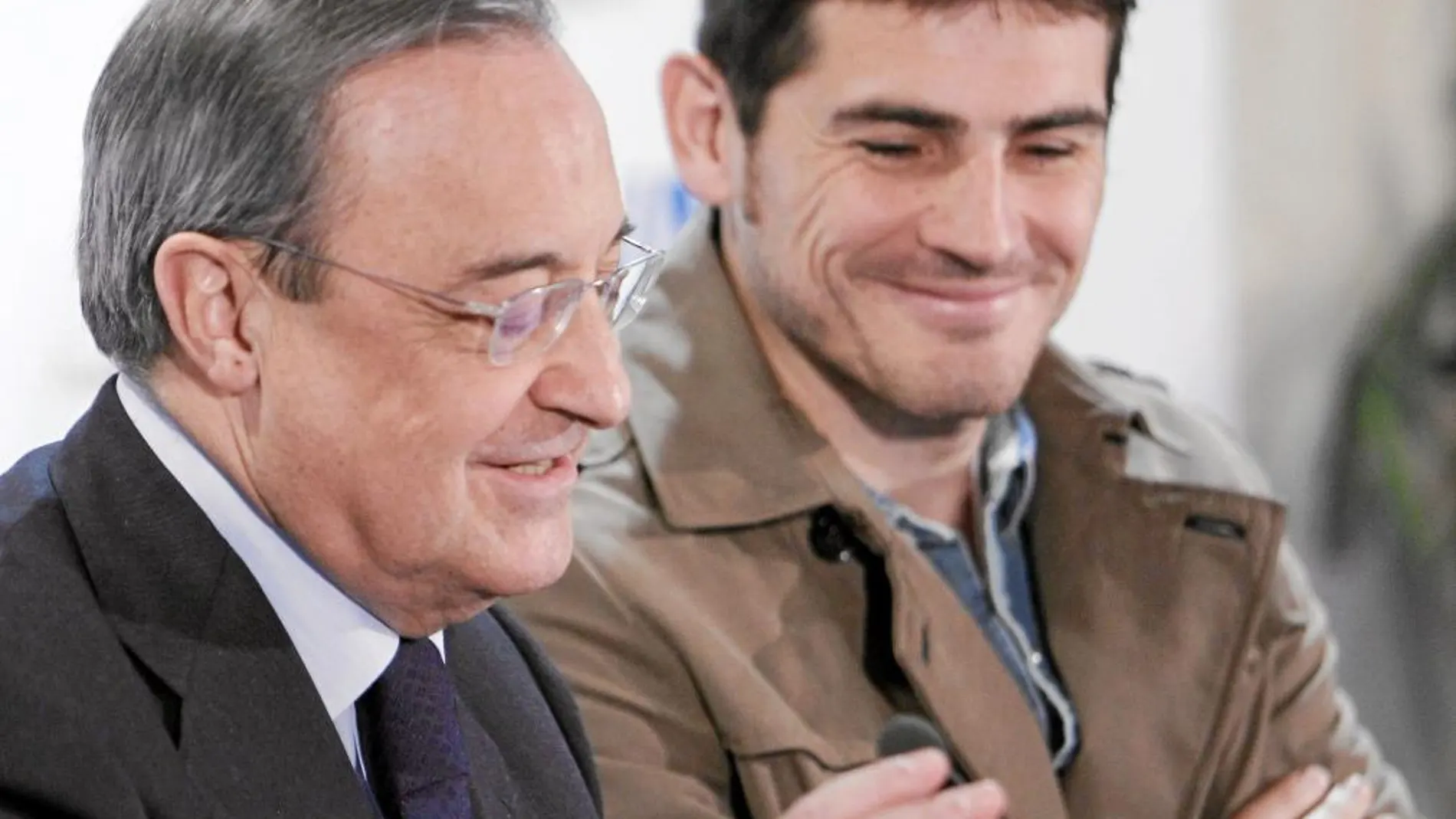 Florentino presentó junto a Casillas el «Partido por la ilusión», que se celebrará el día 23 en el Palacio de los Deportes con el objetivo de recaudar fondos para fomentar «el empleo de jóvenes en riesgo de exclusión»