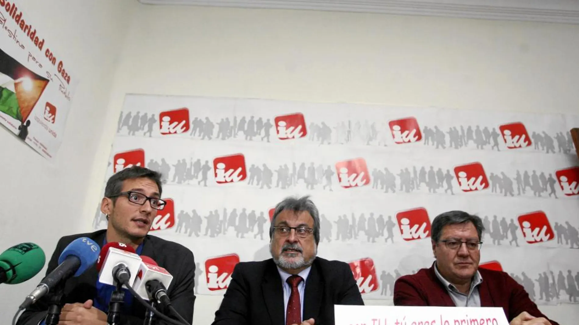 José María González (IU), el abogado de IU, Gorka Esparza y el representante ecologista Javier Gutiérrez