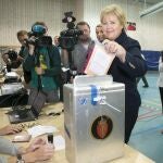 La conservadora Erna Solberg celebró anoche su victoria electoral