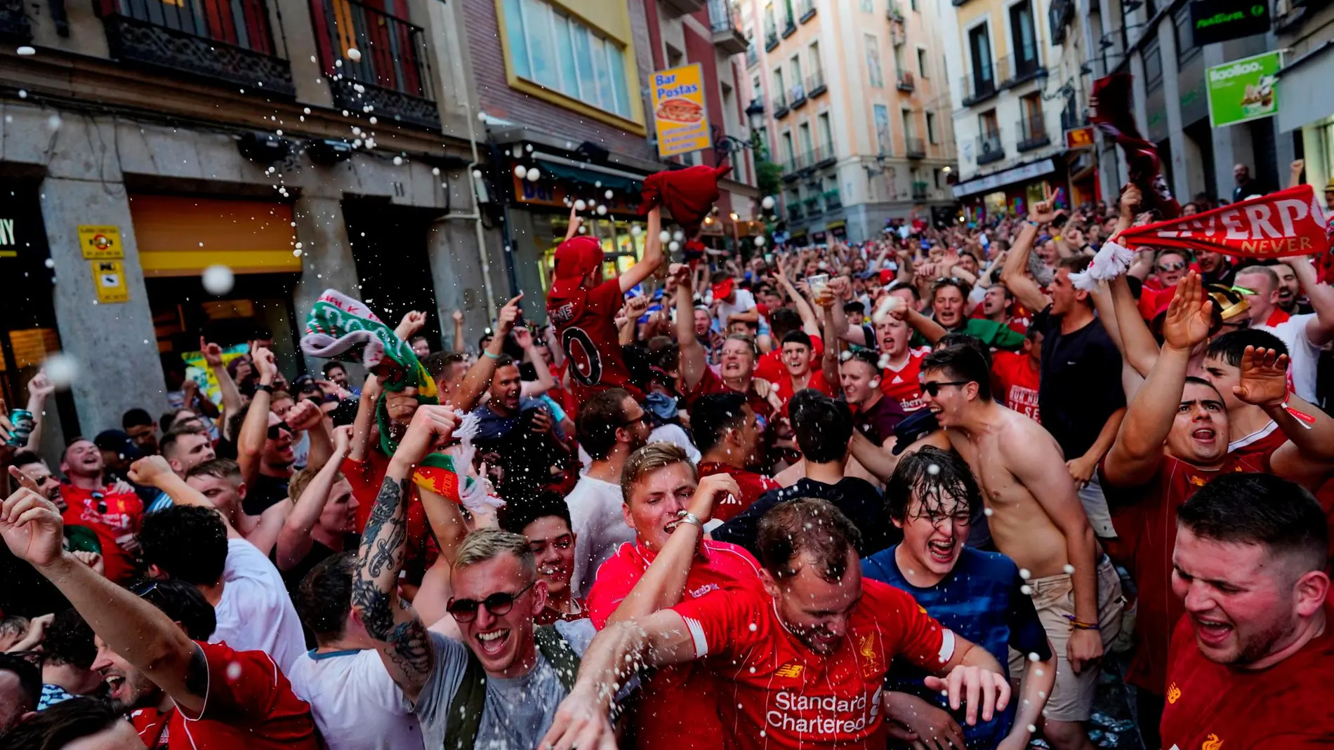 Aficionados ingleses en las calles aledañas a la Puerta del Sol